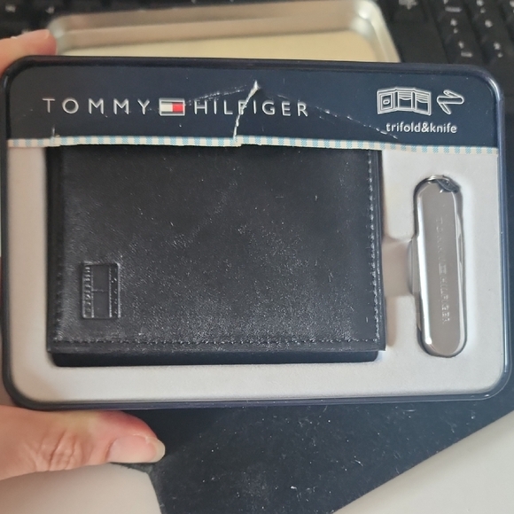 Tommy Hilfiger Men's Black Trifold Wallet and Knife Set
